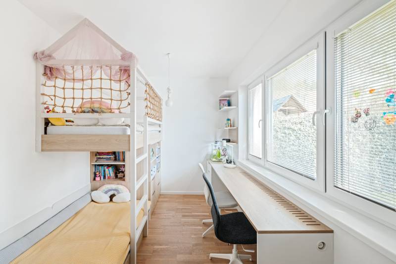Kinderzimmer mit Bett und Schreibtisch in einer 4-Zimmer-Wohnung.