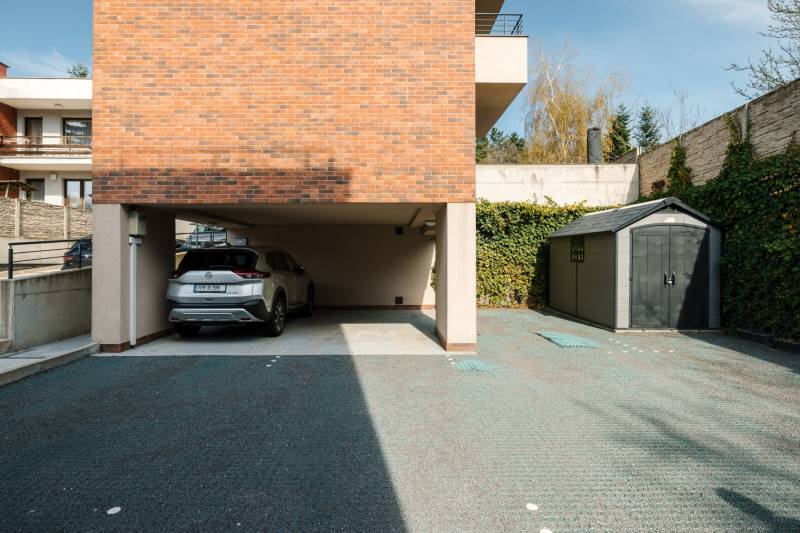 Versteckter Parkplatz mit Zufahrtsstraße und Unterstand in der Straße Cesta na Klanec, Bratislava-Lamač.