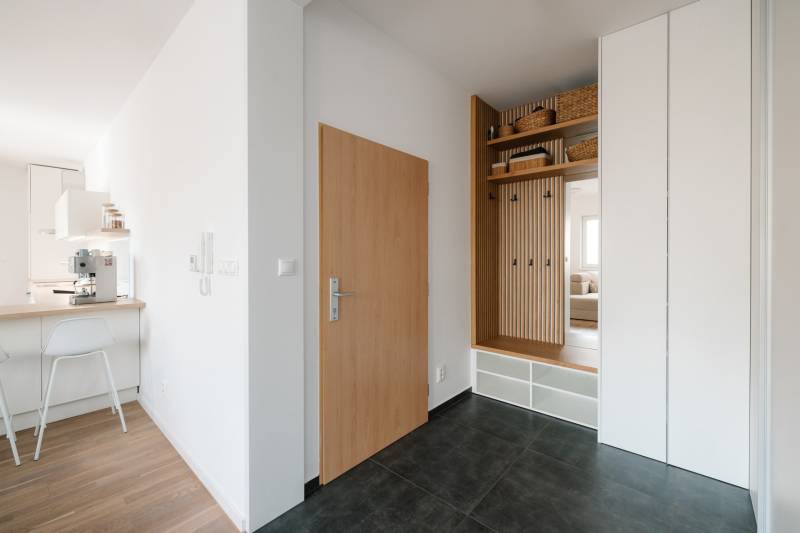 Eingangsflur mit Stauraum, Boden mit Dekor und Kochnische in einer 4-Zimmer-Wohnung.
