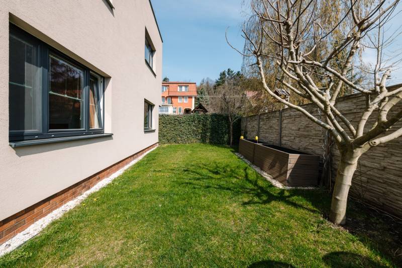 Garten bei einer 4-Zimmer-Wohnung mit Rasen und Baum auf der Cesta na Klanec in Lamač.