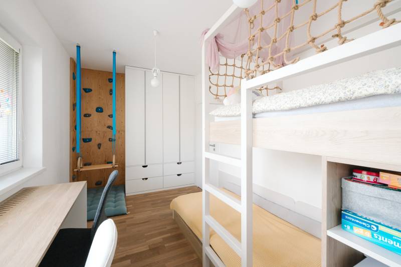 Kinderzimmer in einer 4-Zimmer-Wohnung mit Etagenbett und Spielwand.