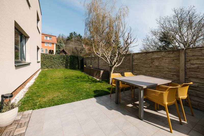 Terrasse mit Gartentisch und Stühlen in einer 4-Zimmer-Wohnung auf der Cesta na Klanec, Bratislava - Lamač.