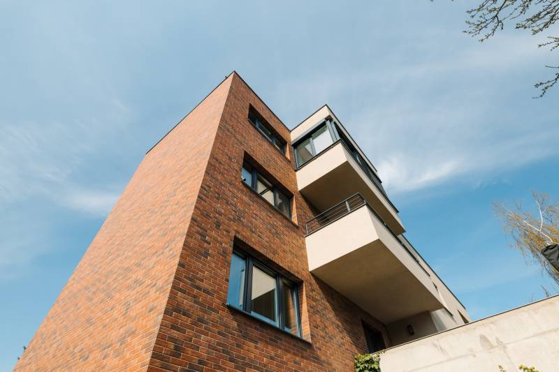 Wohnhaus an der Cesta na Klanec, Bratislava - Lamač, mit Ziegelfassade und Balkonen.