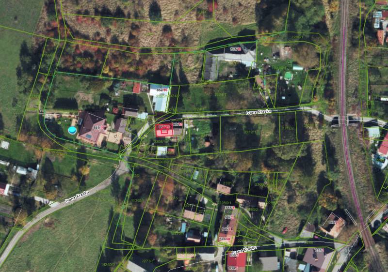 Luftaufnahme von Einfamilienhäusern in der Ivana Krasku Straße in Handlová.