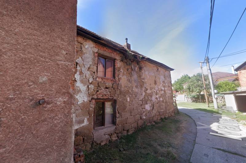 Ein Einfamilienhaus in der Ivana-Krasko-Straße in Handlová mit beschädigter Fassade.