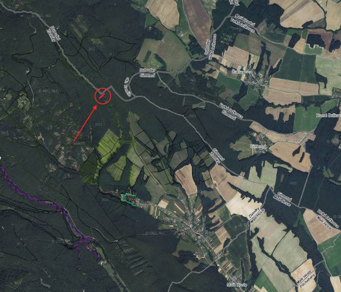 Luftaufnahme von landwirtschaftlichen und forstwirtschaftlichen Flächen in der Umgebung von Zlatníky und Cimenná.
