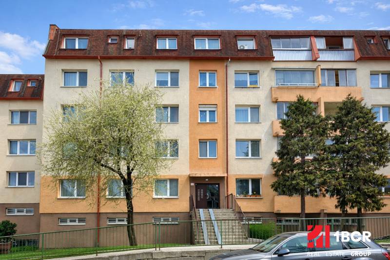Wohnhaus in der Latorická-Straße in Bratislava - Dolné hony mit Parkplätzen im Vordergrund.