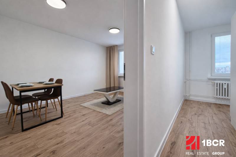 Essbereich mit Tisch und Stühlen in einer 2-Zimmer-Wohnung mit Holzboden.
