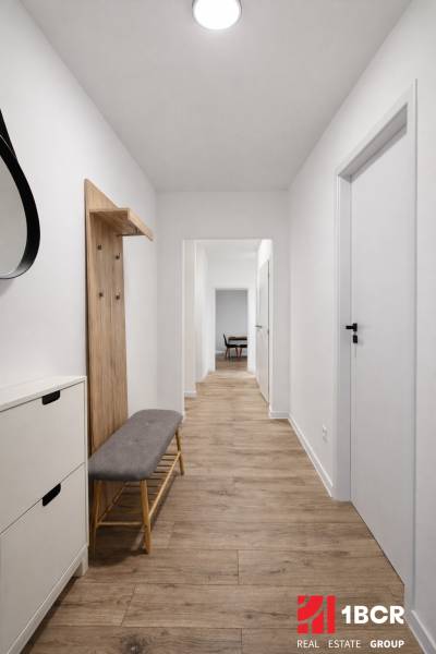Der Flur in der 2-Zimmer-Wohnung mit einem Boden in Holzoptik und einer Garderobe an der Wand.