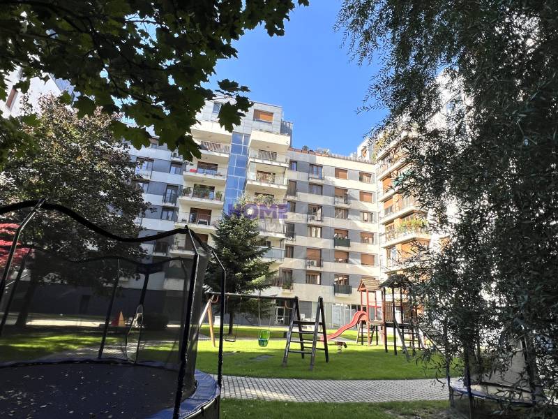 Wohnhaus in der Drieňová-Straße in Bratislava - Ružinov mit Grünflächen und Kinderspielplatz.