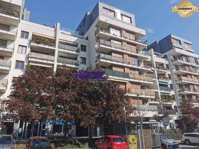 Mehrfamilienhaus mit Balkonen in der Drieňová-Straße in Bratislava - Ružinov.