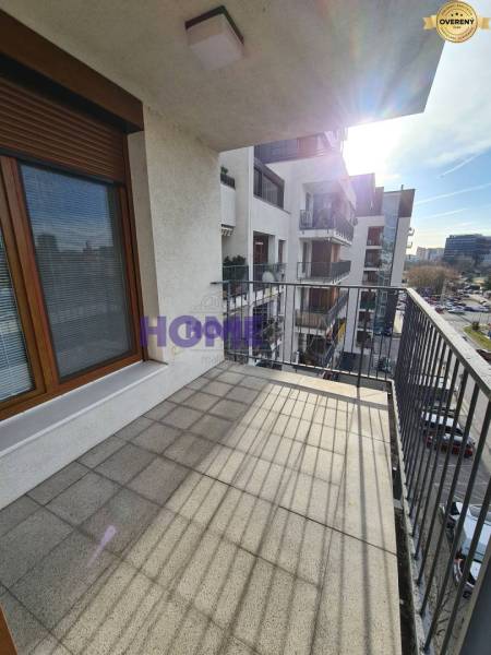 Ein Balkon mit Fliesen und Aussicht auf die Umgebung in Bratislava - Ružinov in der Drieňová-Straße.