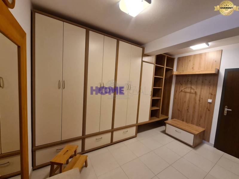 Der Flur in der 2-Zimmer-Wohnung mit geräumigen Schränken und einer Garderobenwand.