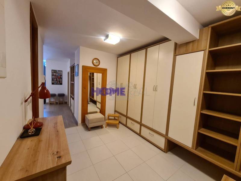 Flur mit Einbauschränken und Holzelementen in einer 2-Zimmer-Wohnung.