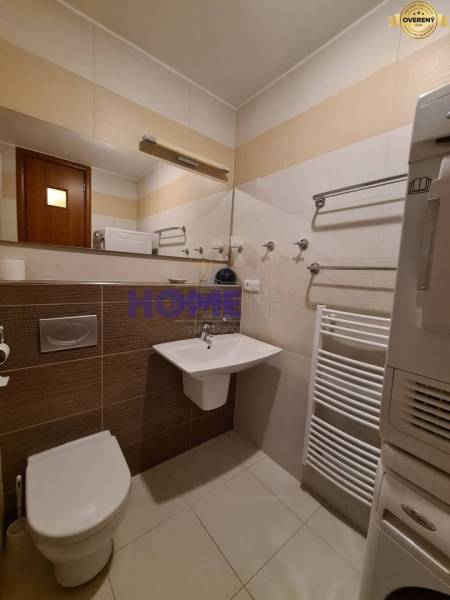 Badezimmer in einer 2-Zimmer-Wohnung mit Toilette, Waschbecken und einem weißen Handtuchheizkörper.