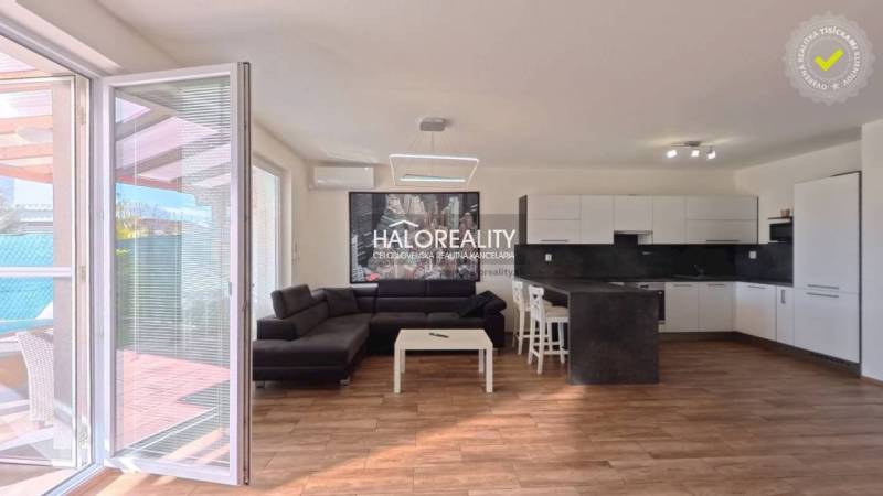Wohnzimmer und Küche in einer 2-Zimmer-Wohnung mit Holzboden.