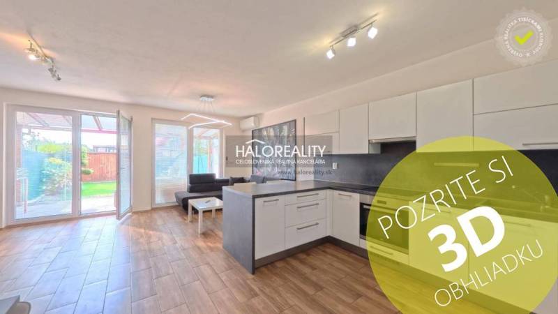 Küche und Wohnzimmer in einer 2-Zimmer-Wohnung mit Holzboden, Zugang zur Terrasse.