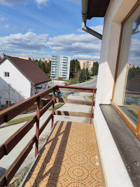 Der Balkon eines Einfamilienhauses in der Straße Závršky in Myjava mit Blick auf die umliegenden Gebäude.