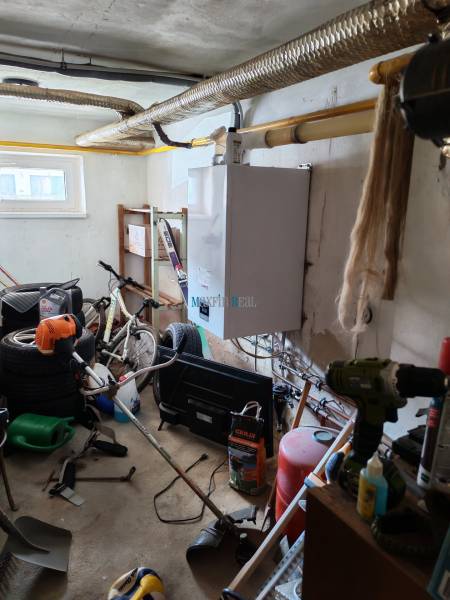 Der Schuppen im Einfamilienhaus enthält ein Fahrrad, Werkzeuge, einen Kessel und verschiedene Sportausrüstungen.