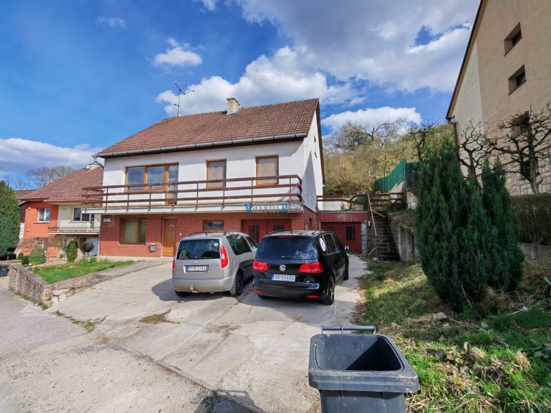 Einfamilienhaus in der Straße Závršky in Myjava, Parkplatz mit zwei Autos und Grünfläche.