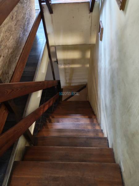 Eine Treppe mit Holzdekor in einem Einfamilienhaus.