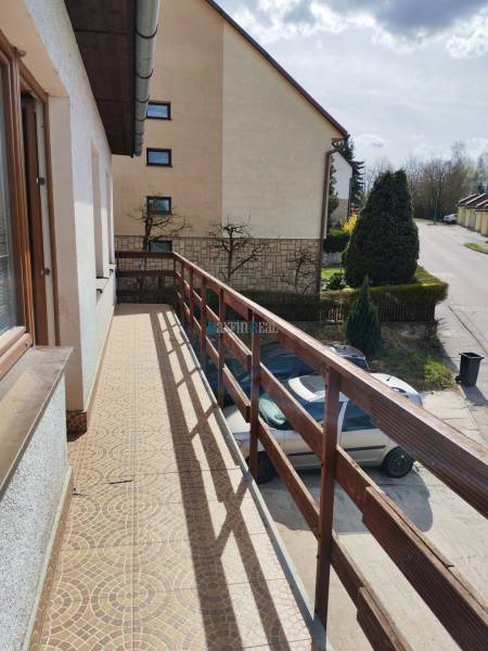 Der Balkon eines Einfamilienhauses in Závršky in Myjava mit Blick auf die Straße.