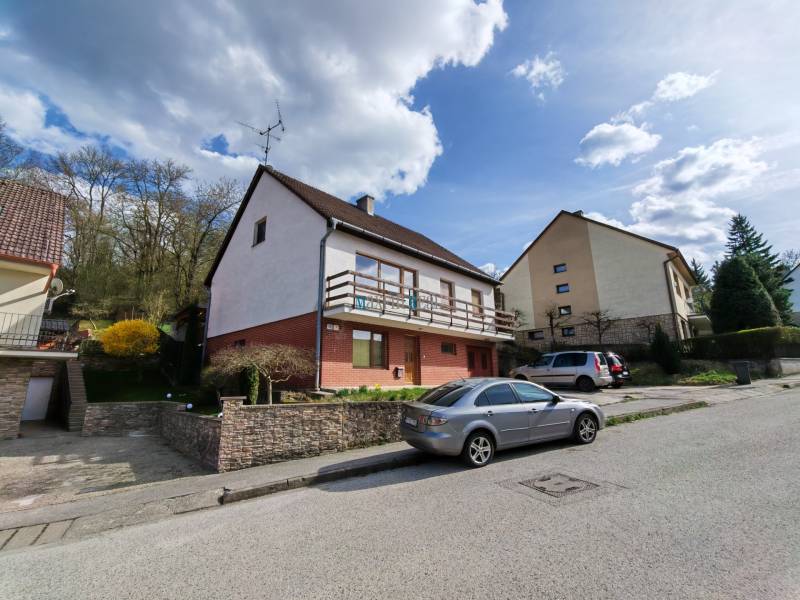 Ein Einfamilienhaus in der Straße Závršky in Myjava mit Autos, die davor geparkt sind.