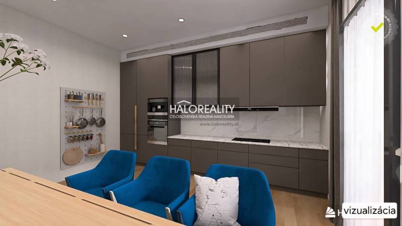 Küche in einer 4-Zimmer-Wohnung mit modernen Geräten, blauen Stühlen und einem Boden in Holzoptik.