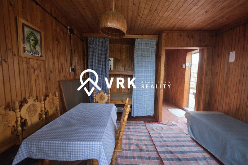 Holzinterieur mit Esstisch, Sofa und Vorhängen, Grundstücke - Wohnen.