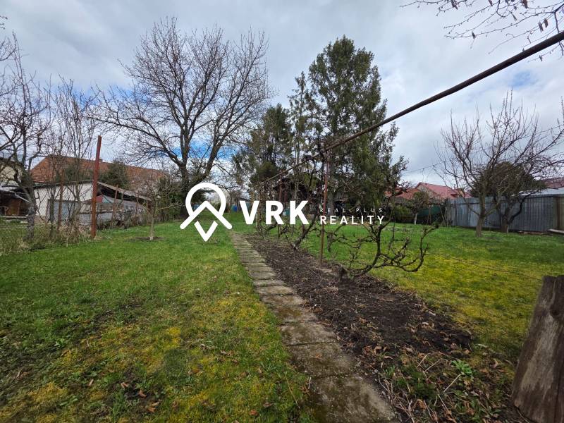 Garten in Bohdanovce mit Rasen und Bäumen, ideal für Baugrundstücke - Wohnen.