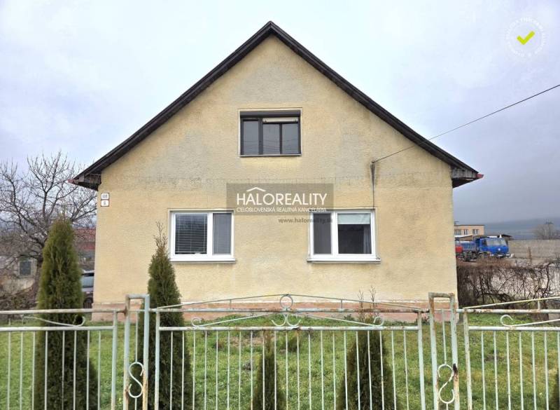 Ein Einfamilienhaus in Čereňany mit einer einfachen Fassade und einem Vorgarten hinter dem Zaun.