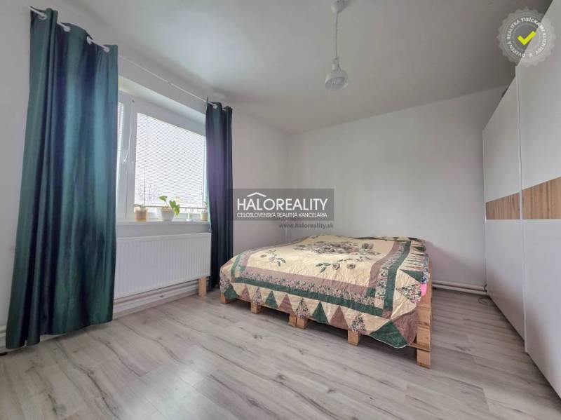 Schlafzimmer mit Holzboden, Bett und Einbauschrank in einem Einfamilienhaus.