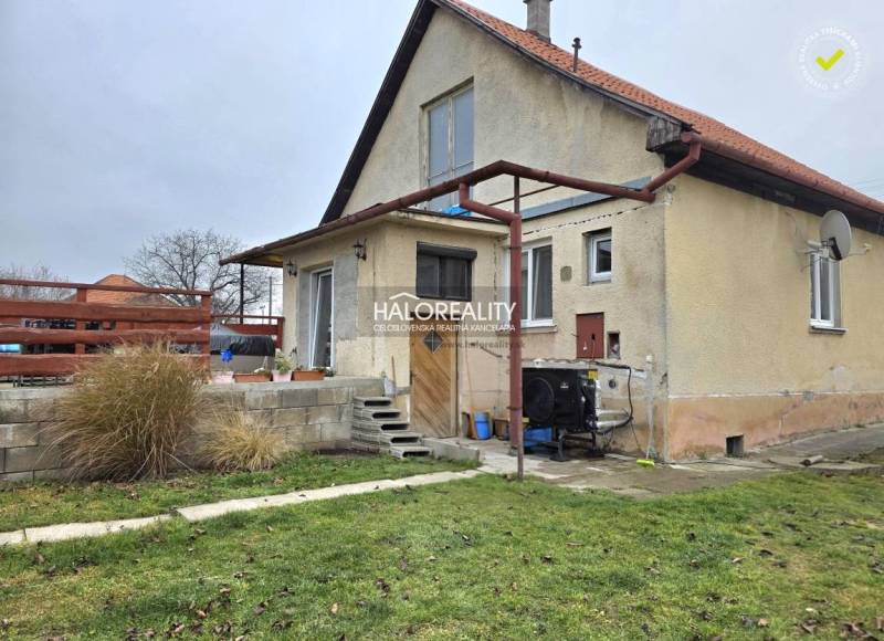 Ein Einfamilienhaus in Čereňany mit gepflegtem Garten und Terrasse.