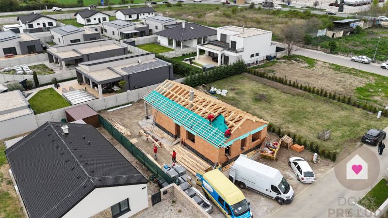 Der Bau eines Einfamilienhauses in der Karasova-Straße in Senec mit einem neuen Dach.