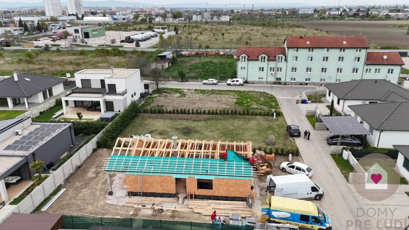 Der Bau eines Einfamilienhauses in der Karasova-Straße in Senec mit Blick auf die umliegende Bebauung.