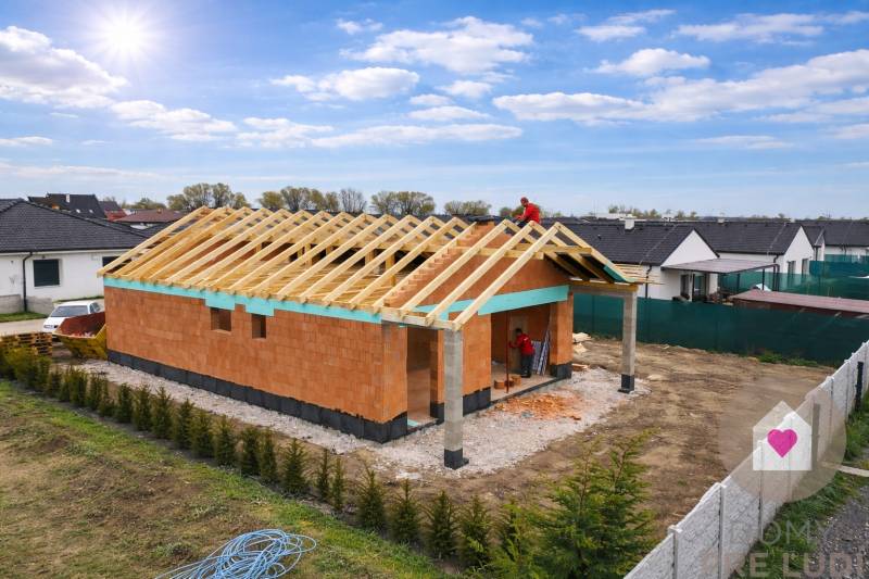 Ein Einfamilienhaus in der Karasova-Straße in Senec, gebaut aus Ziegeln.