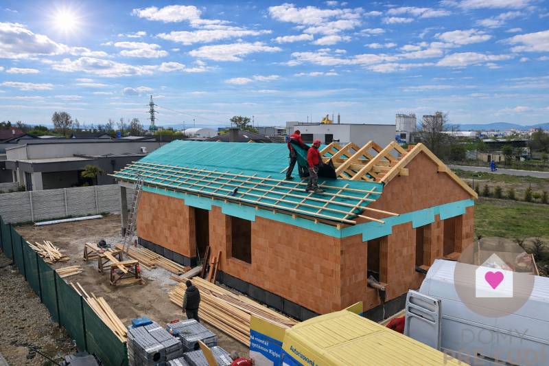 Bau eines Einfamilienhauses in der Karasova-Straße in Senec, Dachkonstruktion im Bauprozess.