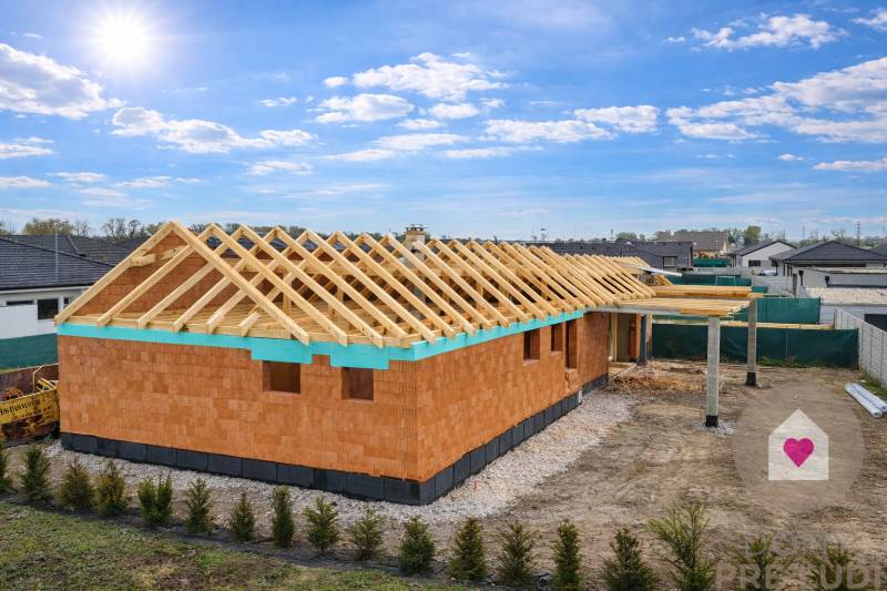 Ein im Bau befindliches Einfamilienhaus in der Karasova-Straße in Senec, mit sichtbarer Dachkonstruktion.