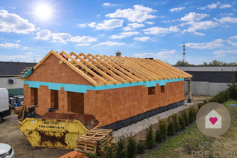 Das Einfamilienhaus in der Karasova-Straße in Senec befindet sich im Bau und das Dach ist fertiggestellt.