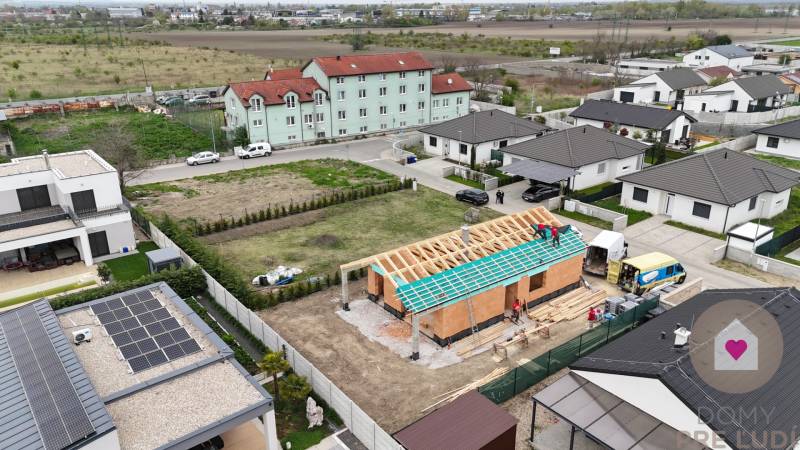 Ein Einfamilienhaus in der Karasova-Straße in Senec während der Bauphase mit einem weitläufigen Hof drumherum.