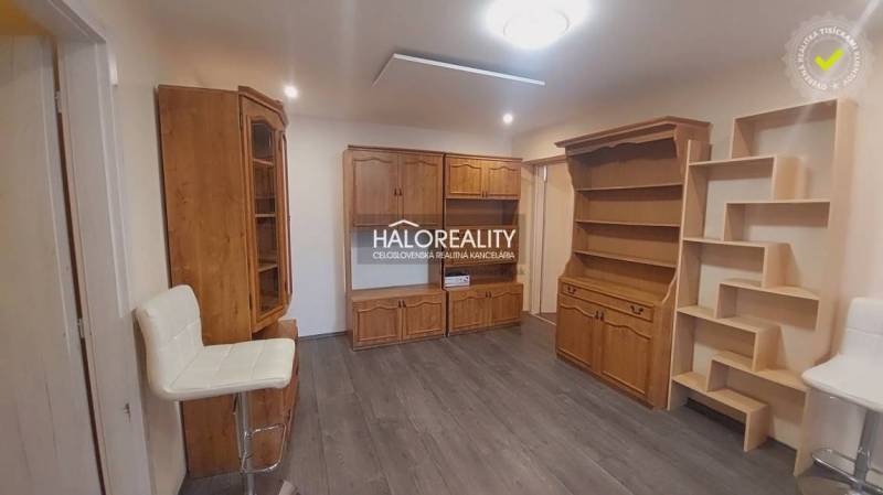 Innenraum eines Einfamilienhauses mit Holzboden und Holzmöbeln.