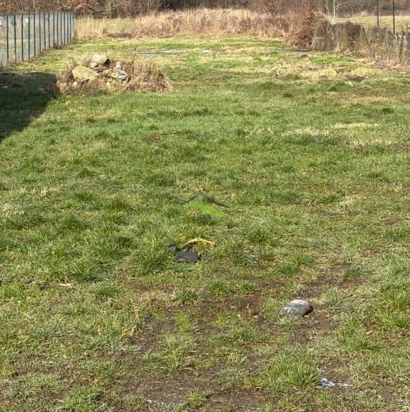 Baugrundstück in Michalovce mit Grasbewuchs und Umzäunung.
