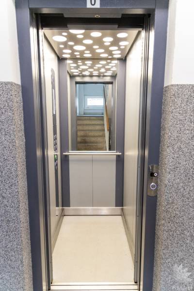 Aufzug im Erdgeschoss mit Blick auf das Treppenhaus in einer 4-Zimmer-Wohnung.