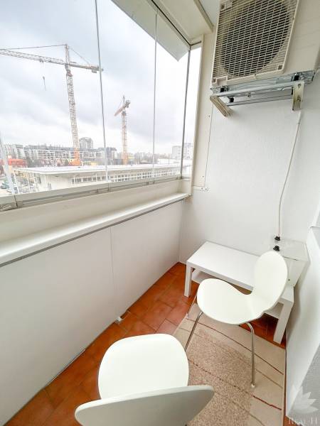 Balkon einer 4-Zimmer-Wohnung mit Blick auf Kräne in Bratislava - Nivy, Ondavská.