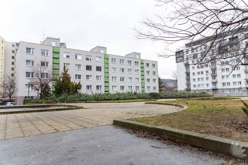 Wohnhaus in der Ondavská-Straße, Bratislava - Nivy, in der Nähe eines gepflegten Parks.