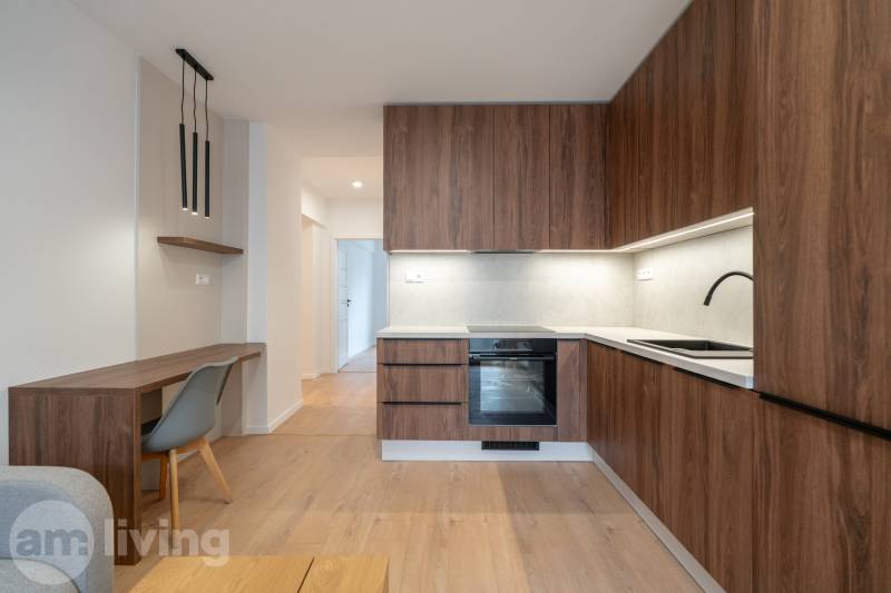 Küche in einer 3-Zimmer-Wohnung mit Holzdekor und stilvoller Beleuchtung.