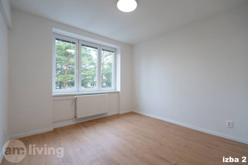 Helles Zimmer mit weißen Wänden und einem Boden in Holzoptik in einer 3-Zimmer-Wohnung.