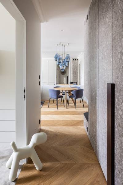 Flur mit dekorativer Beleuchtung, Boden mit Holzdekor, 4-Zimmer-Wohnung.