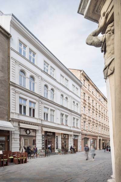 Das Gebäude in der Panská Straße in Bratislava - Altstadt mit aktivem Straßenleben.