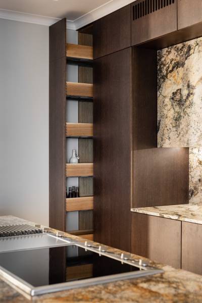 Küche in einer 4-Zimmer-Wohnung mit einer Arbeitsplatte aus Stein und einer eingebauten Steckdose.